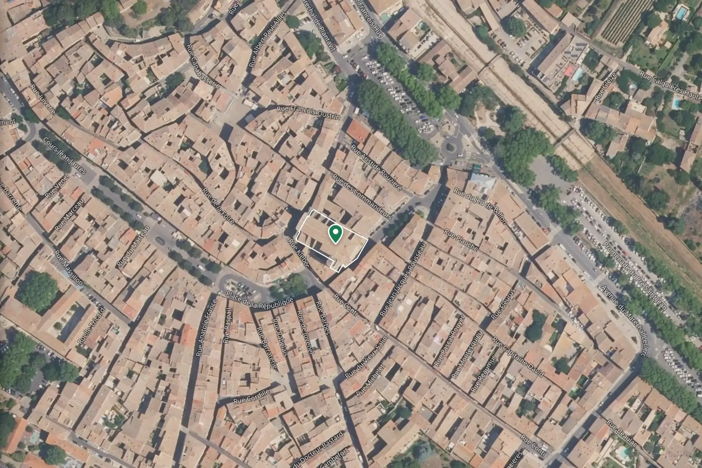 Photo aérienne d'un centre-ville, un bâtiment sélectionné sur la carte